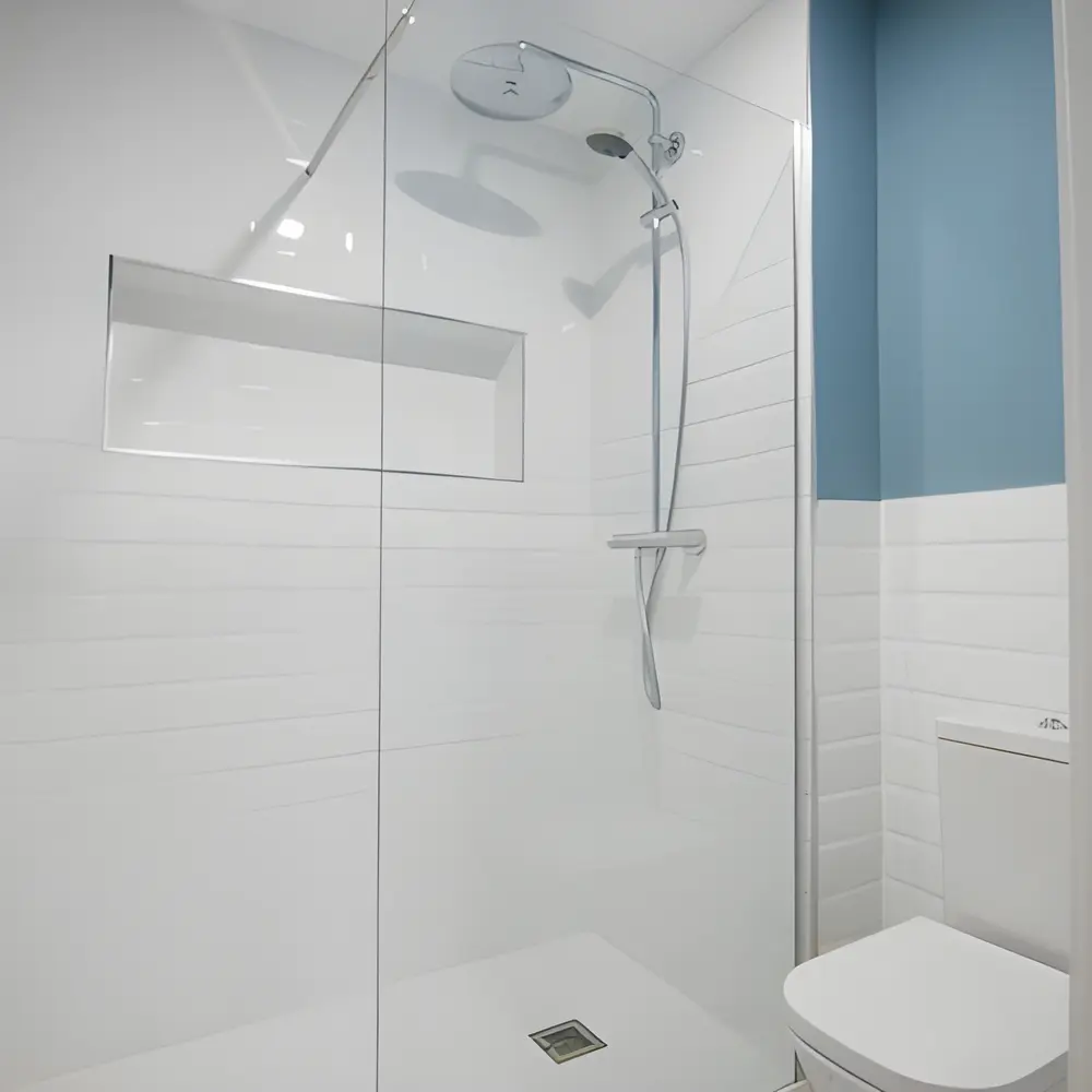 Alicatado de azulejos en un baño de Granada