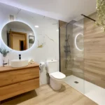 Baño reformado en Granada con mampara y grifería nueva