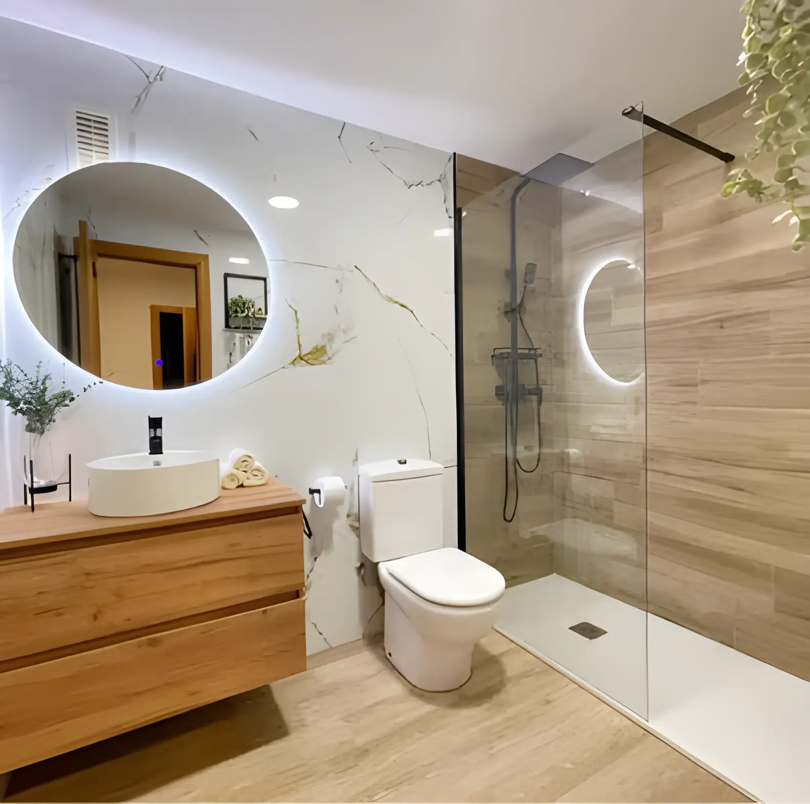 Baño reformado en Granada con mampara y grifería nueva