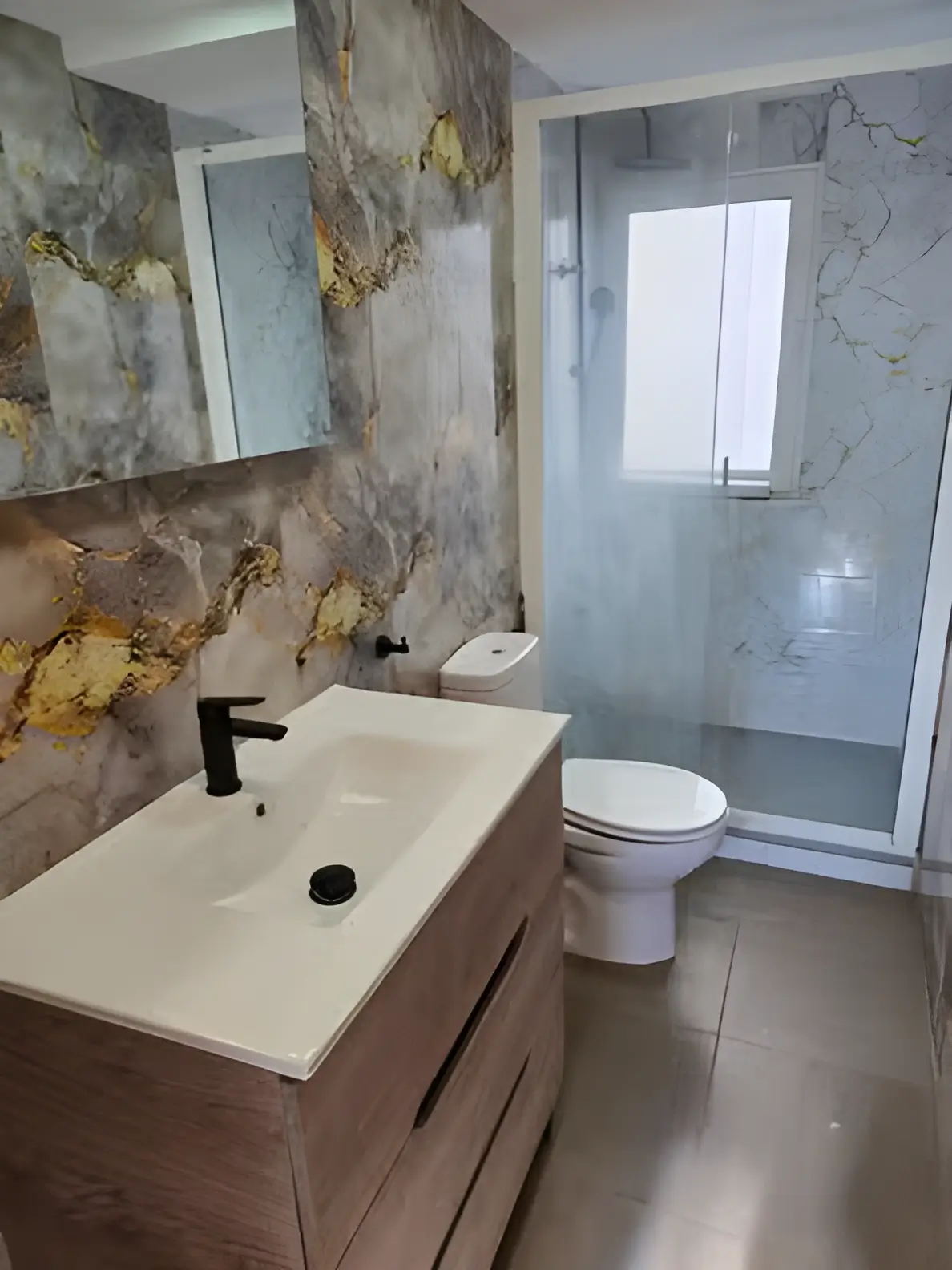 Reformas de Baños Granada con plato de ducha moderno
